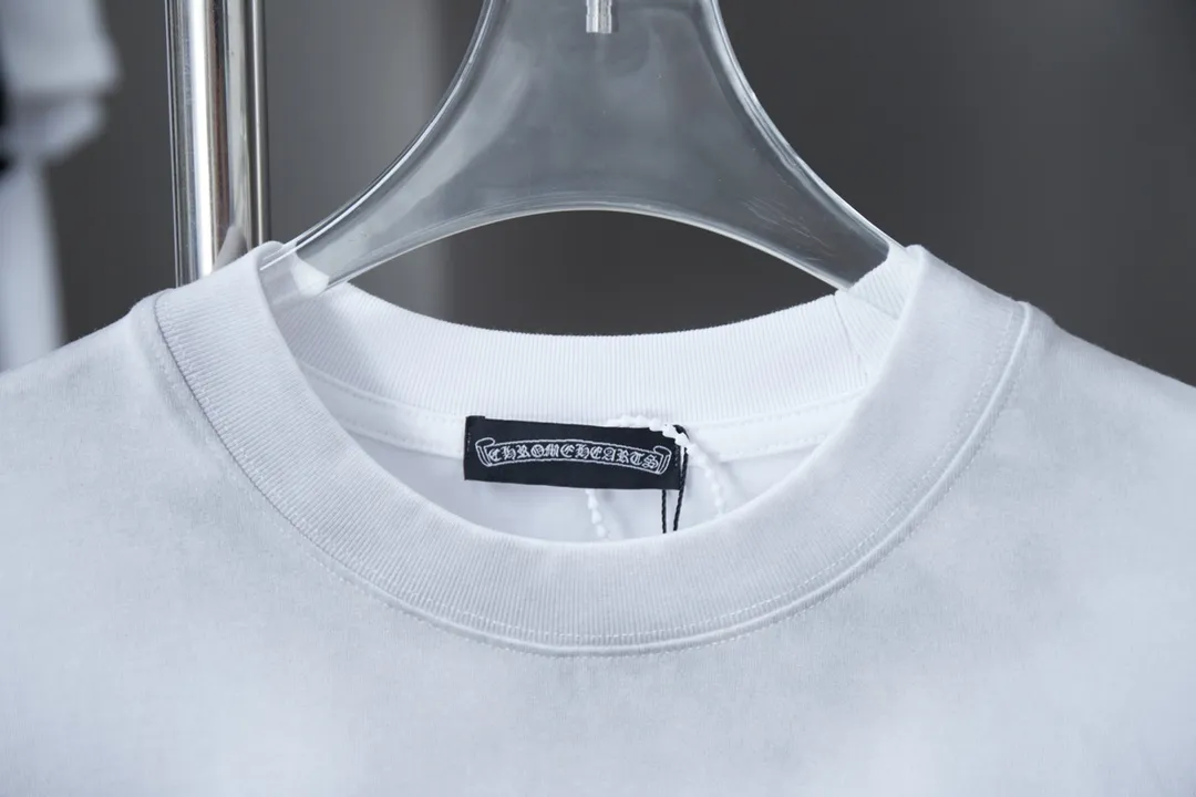 🅿️200 Ch*ome Hearte 25SS early spring new style, Croix heart logo printed short sleeves, light luxury, a must-have item for daily commuting for men and women, correct version, welcome to compare, detailed features · 320g 100% pure cotton double yarn jersey fabric · Custom dyed in the same vat, special thickened 32 count double-strand 1X1 thread · Digital direct printing ➕ Three-dimensional thick letter logo · Ready-to-wear dyeing Then do the faded fried snowflake process, then wash it to make it look old · General washing to improve the effect · Double needle stitching and cross-stitch process · Original main mark, washed tag, brand moisture-proof paper packaging Color: black/white Size: S/M/L/XL